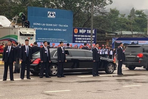 Đoàn xe của Chủ tịch Kim Jong-un chuẩn bị lên đường về Hà Nội.